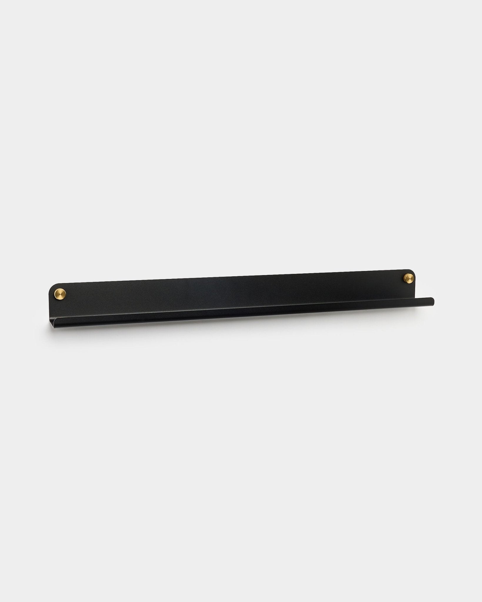 Norr Smal hylle i black fra WoodUpp, 75,9 cm, har et slankt steel design med brass-colored skruer, og er ment som tilbehør til akustikkpaneler.